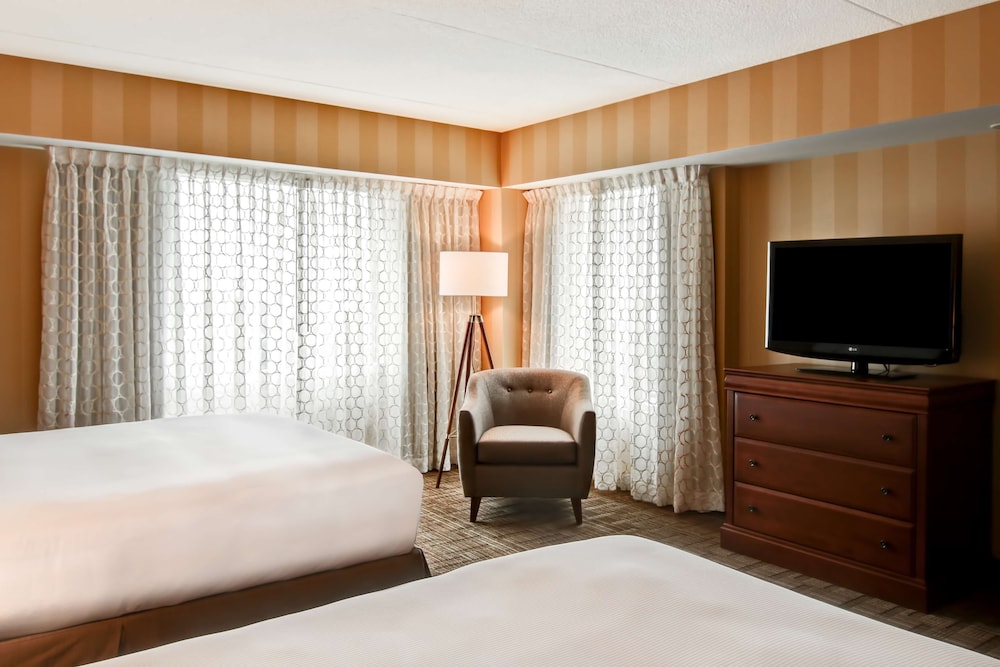 Junior Suite, 2 Queen Beds, Non Smoking (US Fallsview)