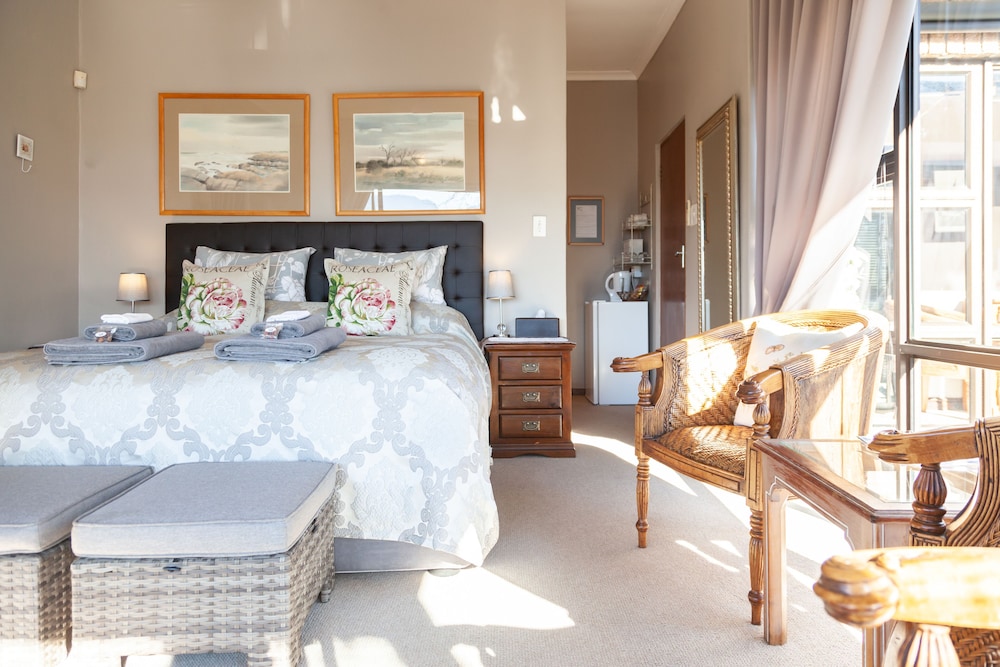 Suite on pool-patio aircon & Wifi, views