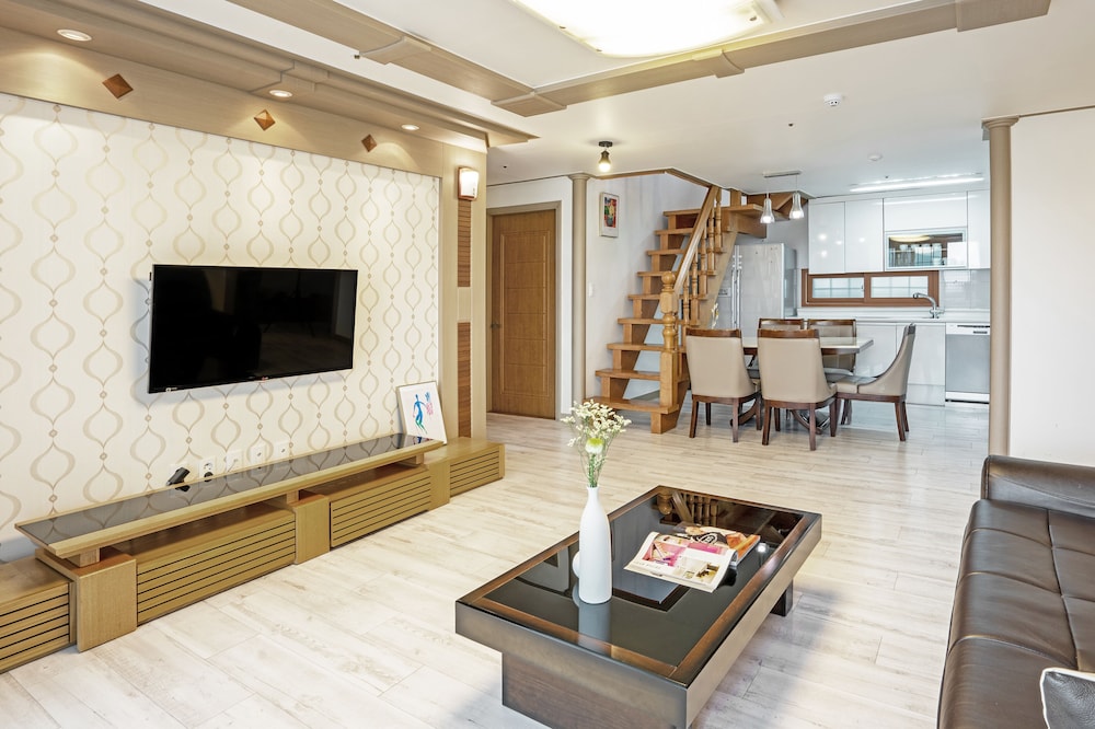 Executive Duplex, 5 Bedrooms photo 3