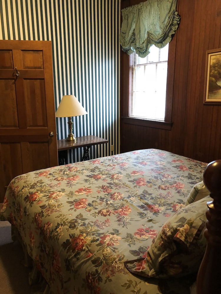 Family Suite, 1 King Bed with Sofa bed, Refrigerator & Microwave (Carriage House Suite 1) photo 1