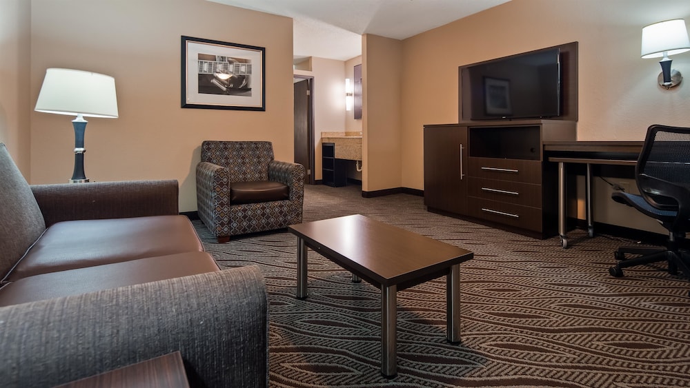 Suite, 1 King Bed, Non Smoking, Refrigerator & Microwave photo 2