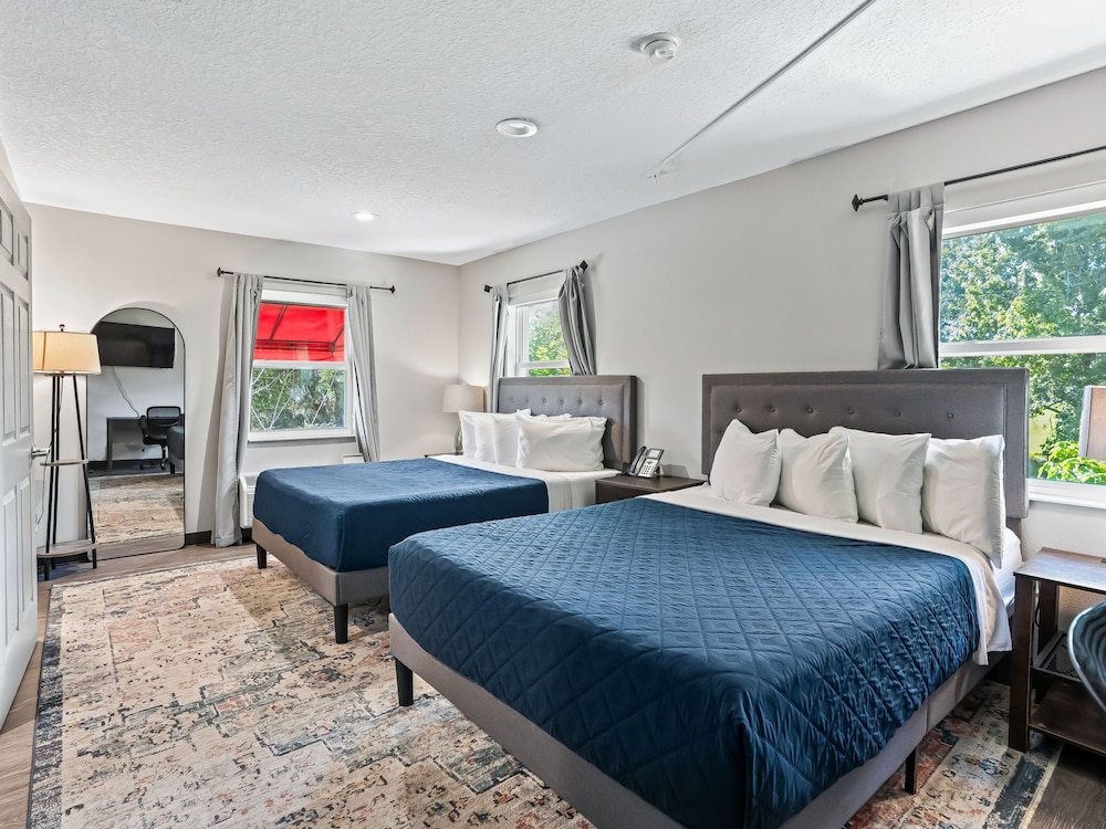 2 Queen Beds, 1-Bedroom Suite, Living Room, Non-Smoking - Photo 10