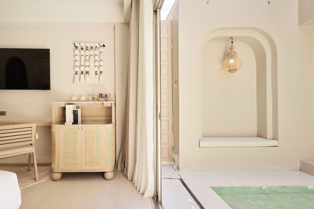 Superior Room, 1 King Bed, Pool View