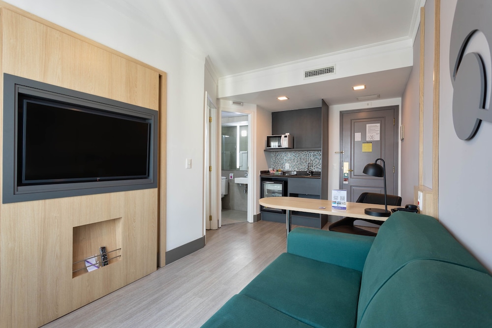 Executive Suite, 1 Queen Bed - Photo 2