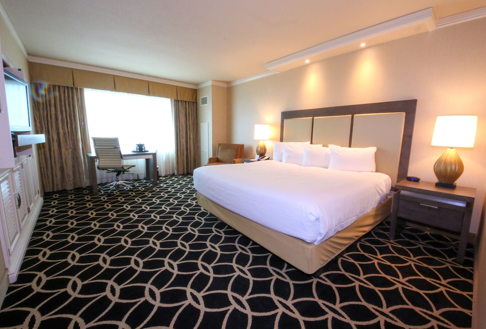 Rodeo Tower, 1 King Bed - Photo 2