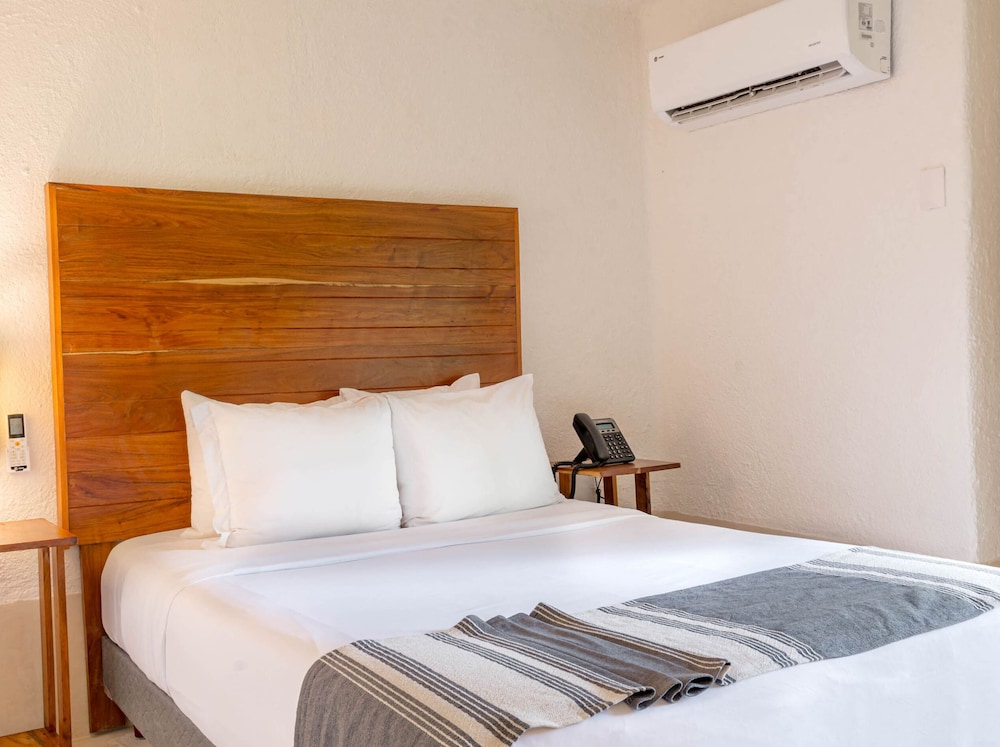 Deluxe Room, 1 King Bed photo 3