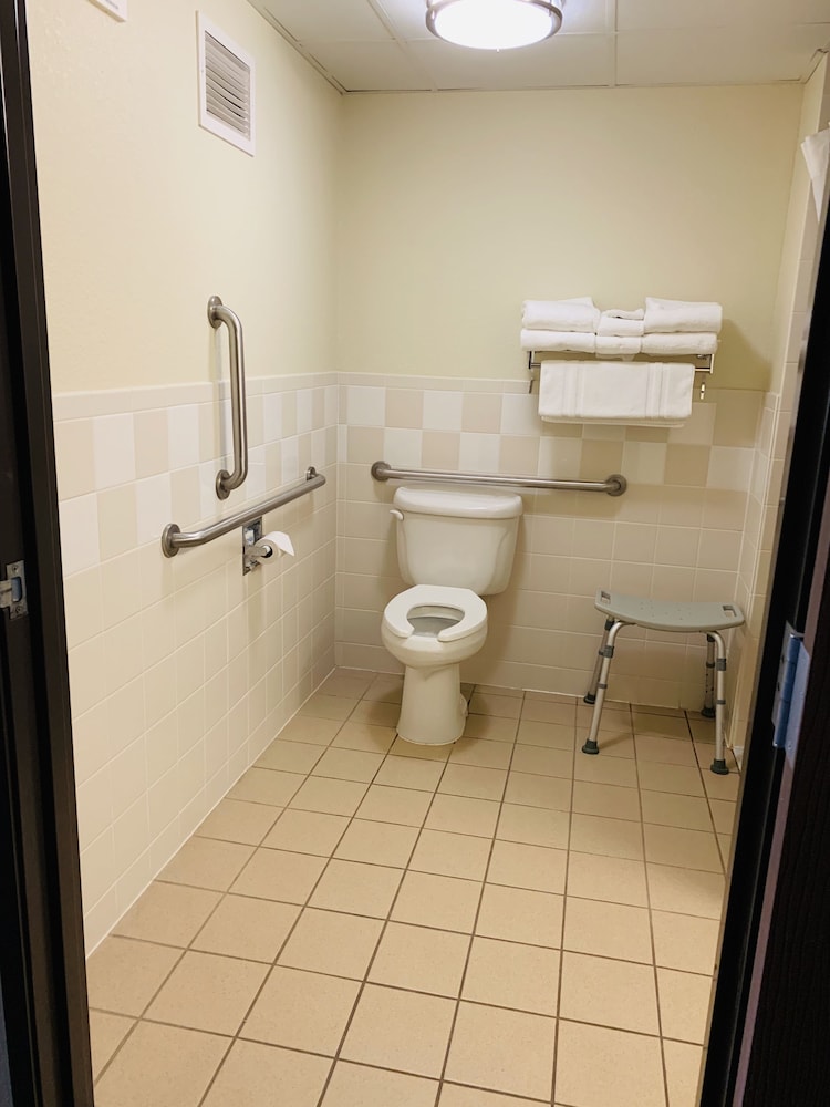 Room, 1 King Bed, Accessible, Non Smoking (Mobility) - Photo 5