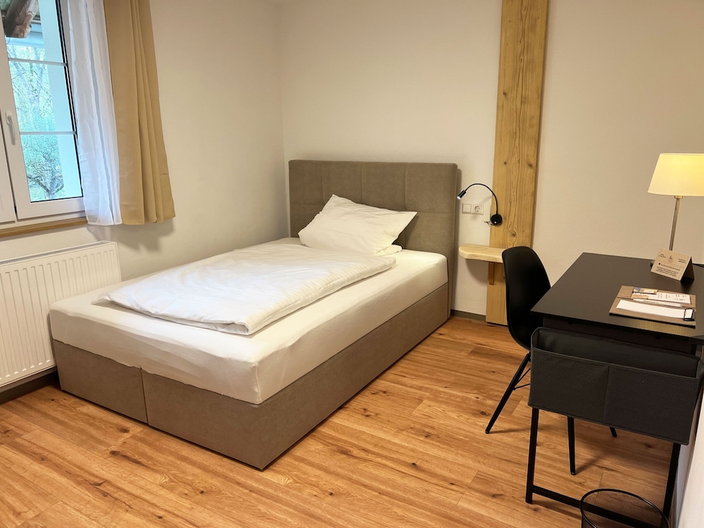 Deluxe Single Room, Private Bathroom (Einzelzimmer Komfort Plus)