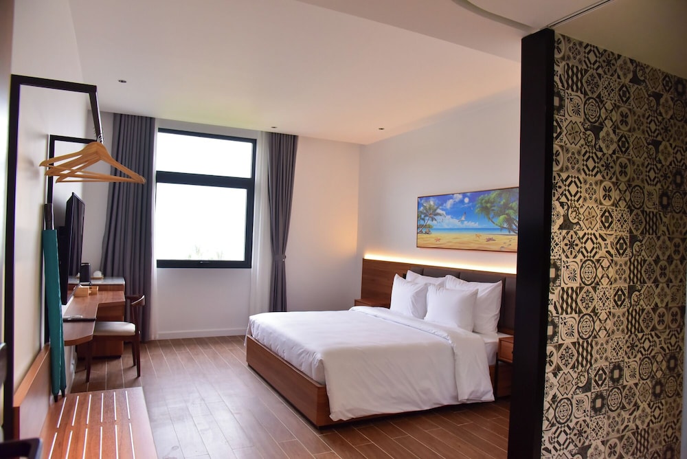 Deluxe Room, 1 Queen Bed, Private Bathroom, Ocean View