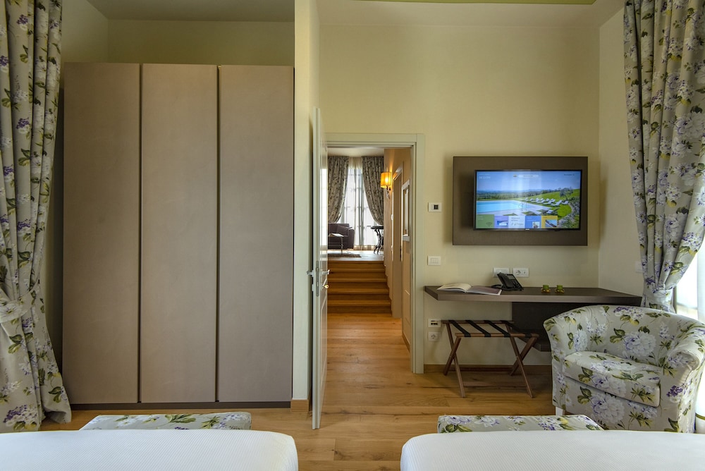 Executive Suite, Patio, Valley View photo 2
