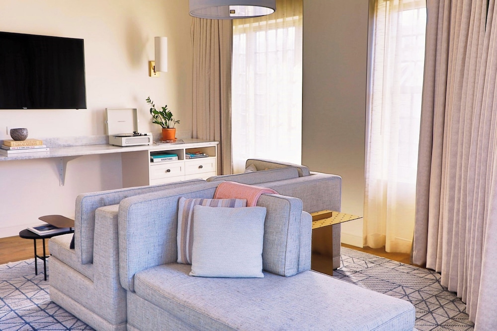 Executive Suite, 1 King Bed with Sofa bed thumbnail 6