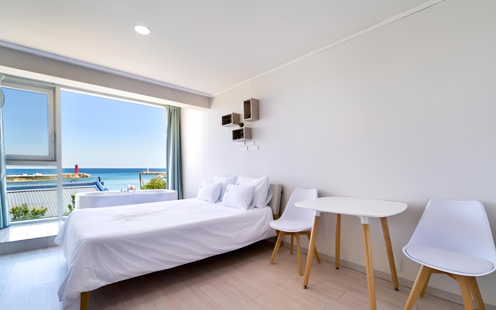 Room (202 Spa ocean view (Netflix bath salt) photo 1