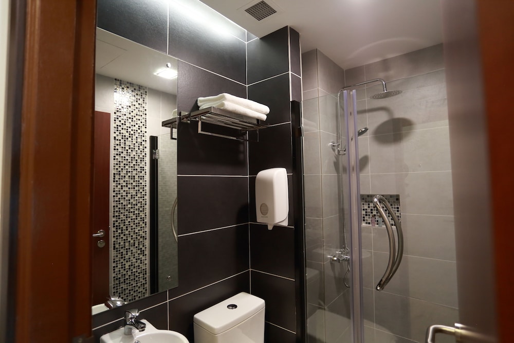 Signature Twin Room, 2 Twin Beds, Accessible, Refrigerator photo 2