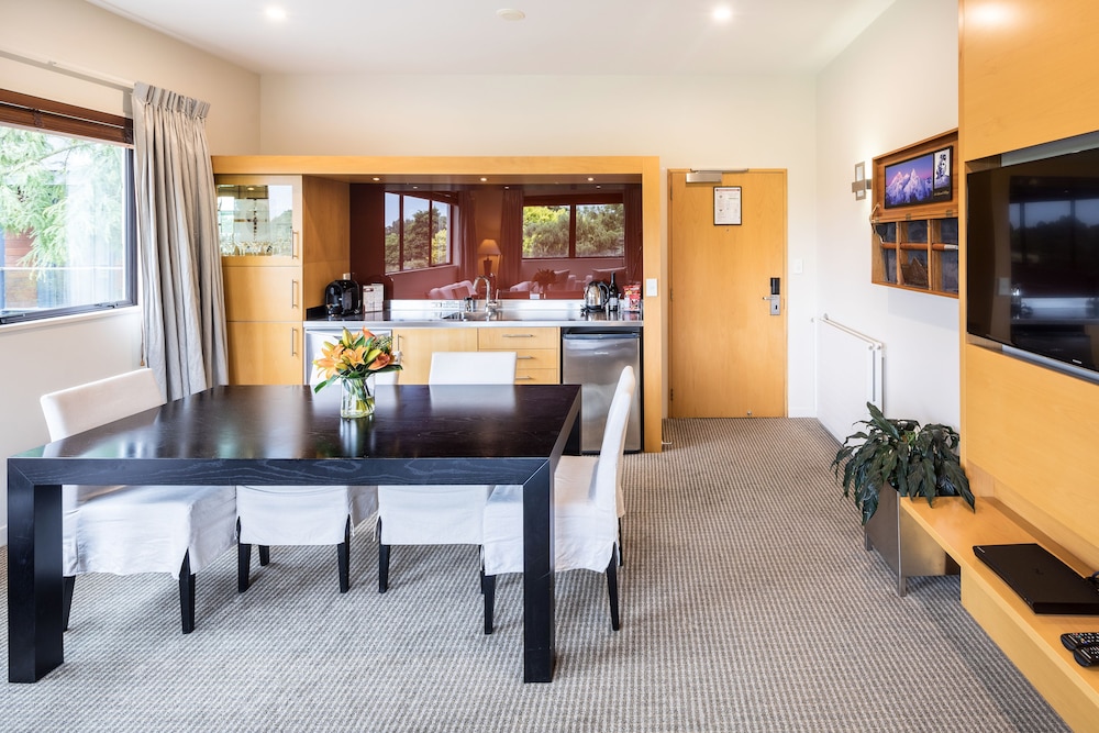 Business Suite, 1 King Bed, Mountain View