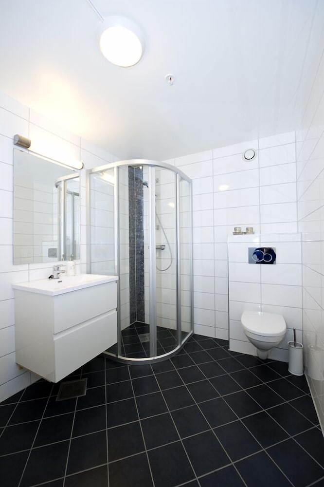 Suite, 2 Bedrooms (B) (Linen and towels not included) photo 3