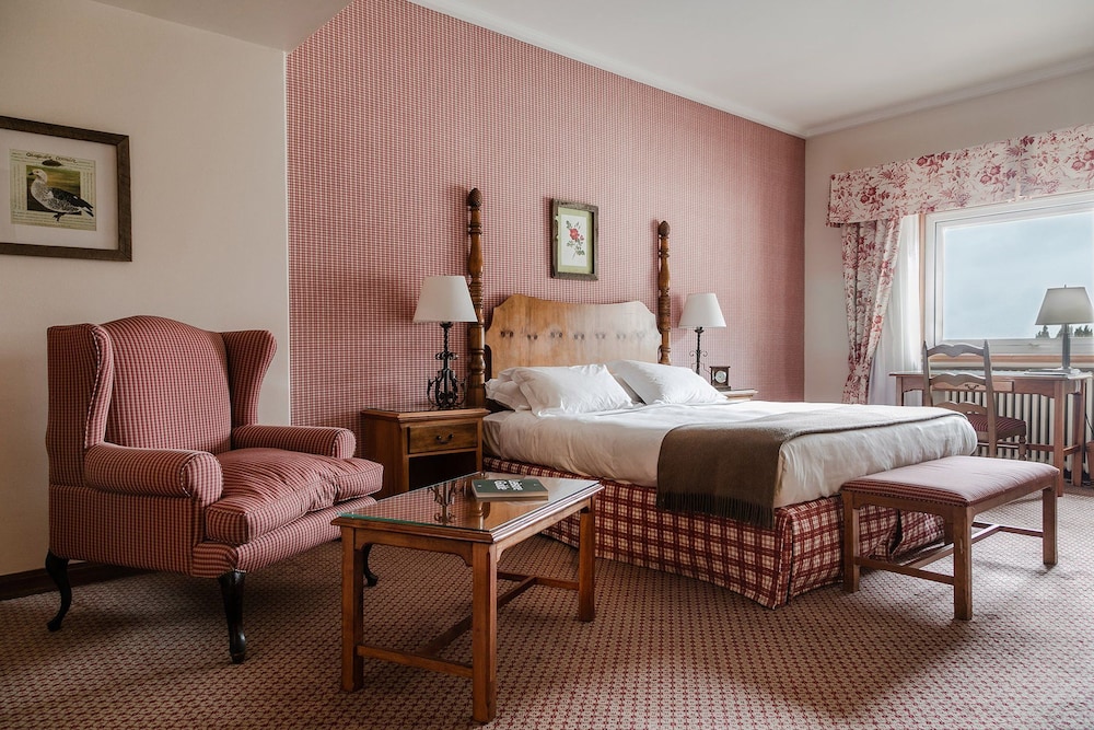 Standard Room, 1 Queen Bed, Lake View thumbnail 5