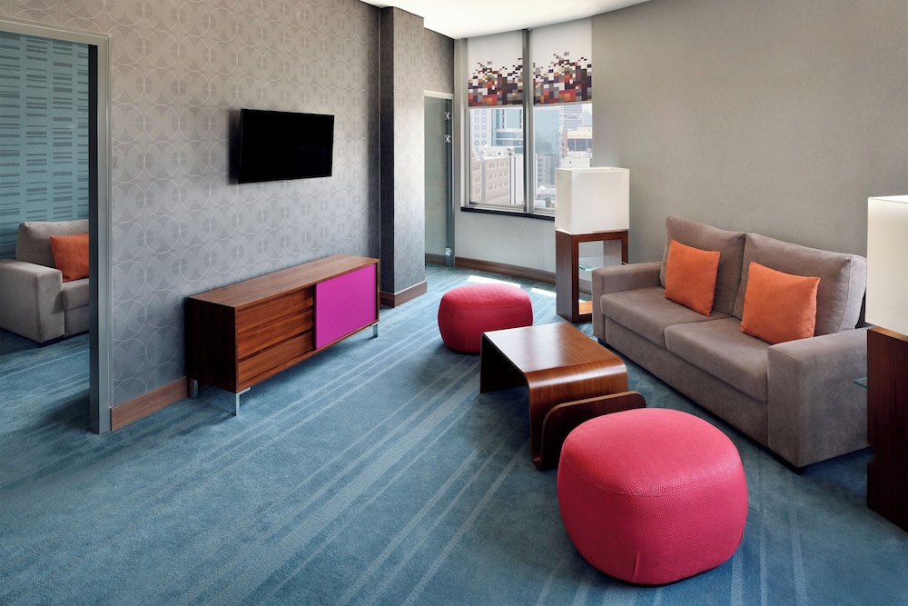 Suite, 1 King Bed, City View photo 2