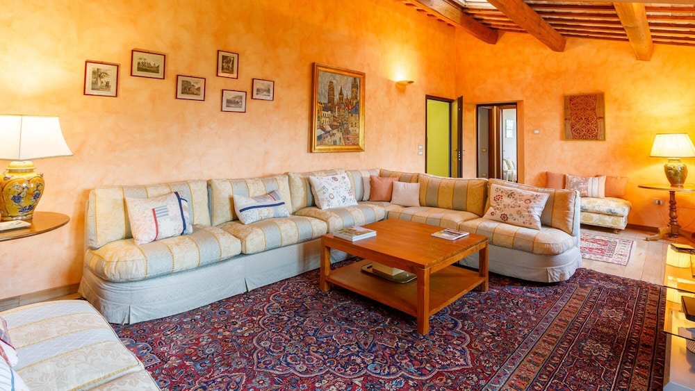 Villa photo 1
