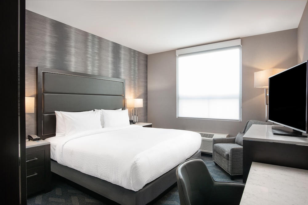 Suite, 1 King Bed - Photo 2