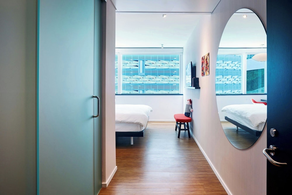 Room, 1 King Bed (Mobility Accessible, Roll-In Shower) photo 2