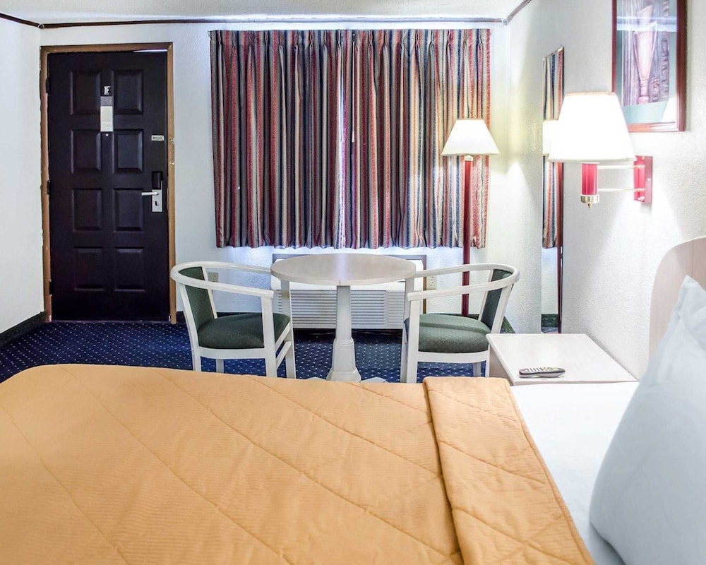 Standard Room, 1 King Bed, Non Smoking - Photo 4