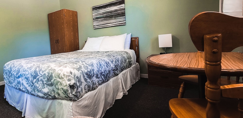 Basic Room, 1 Queen Bed, Non Smoking, Refrigerator & Microwave photo 2