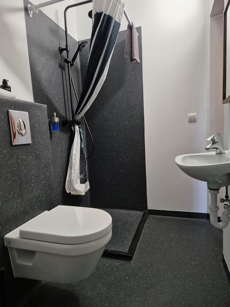 Standard Twin Room, Private Bathroom photo 2