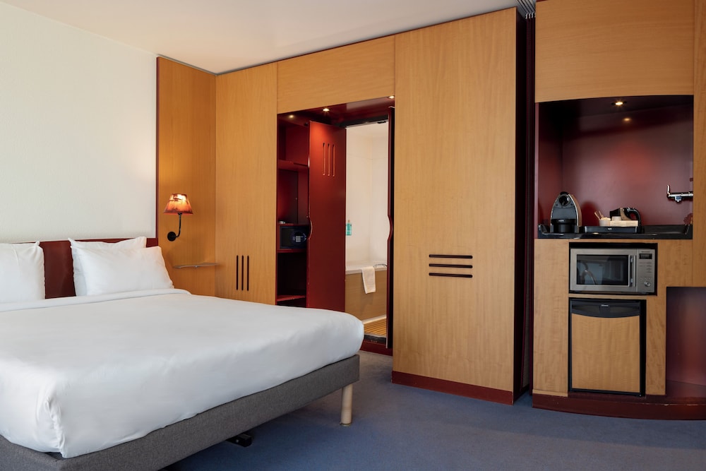 Superior Suite, Multiple Beds - Photo 9