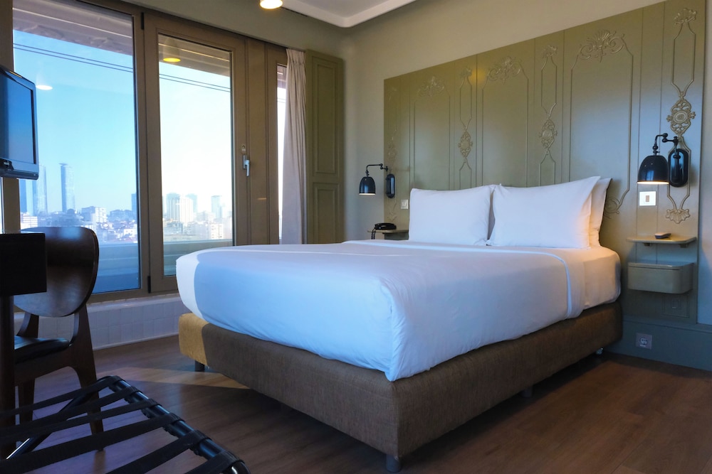 Deluxe Triple Room, City View photo 3