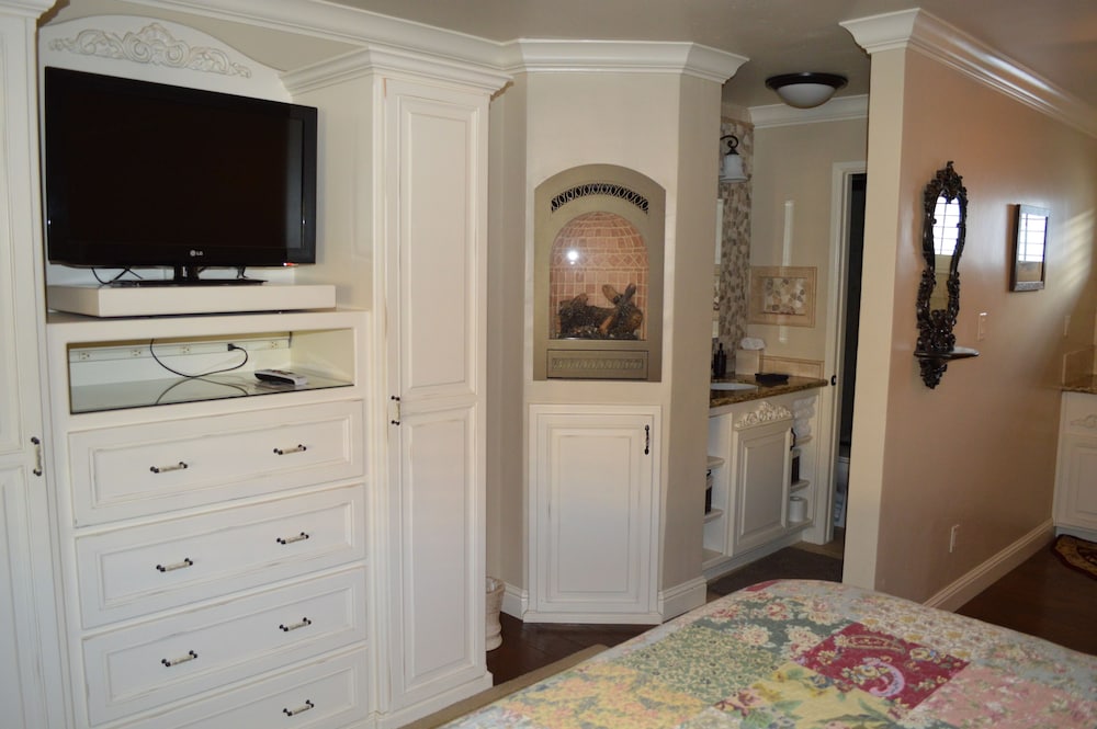 Deluxe Single Room, 1 King Bed, Non Smoking photo 2