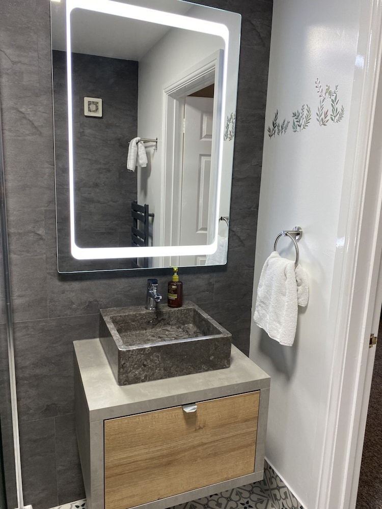 Double Room, Ensuite - Photo 9