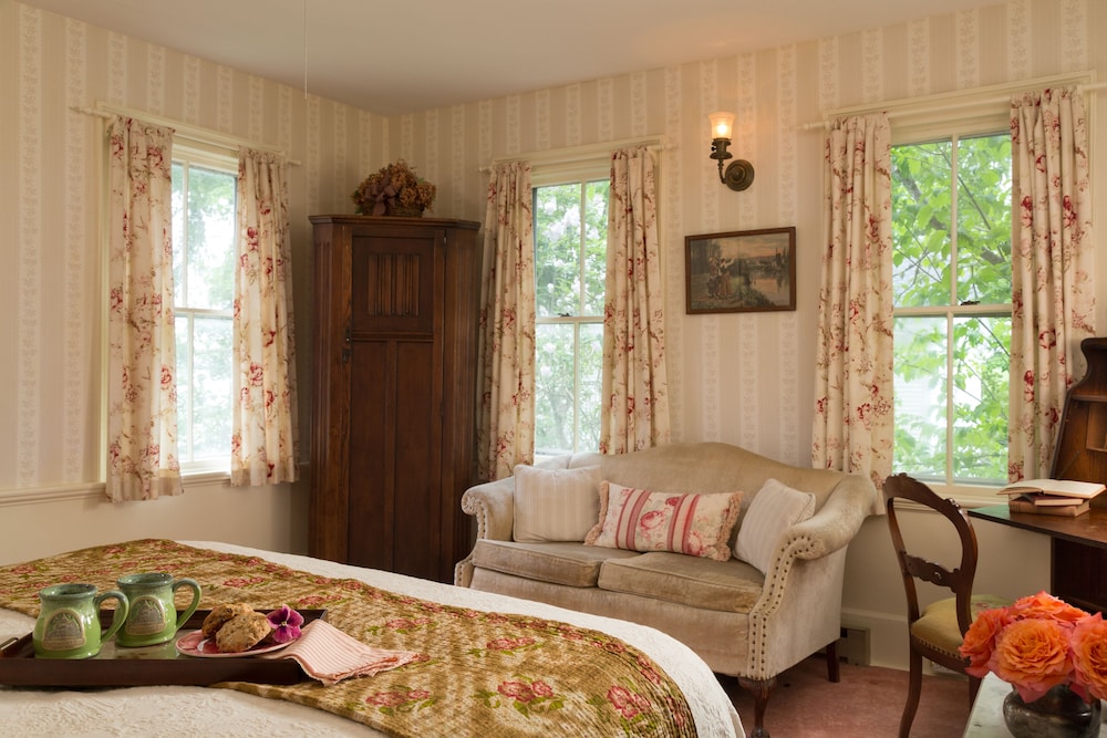 Standard Room, 1 Queen Bed photo 2