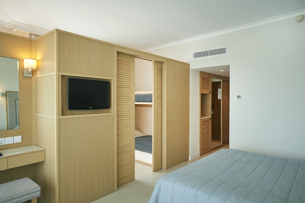 Family Room, Partial Sea View - Photo 1