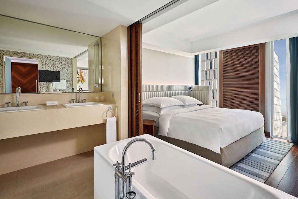 Grand Room, 1 King Bed - Photo 9