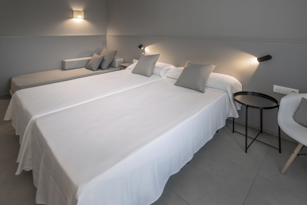 Superior Double Room, Balcony (2 adults and 1 child) photo 2