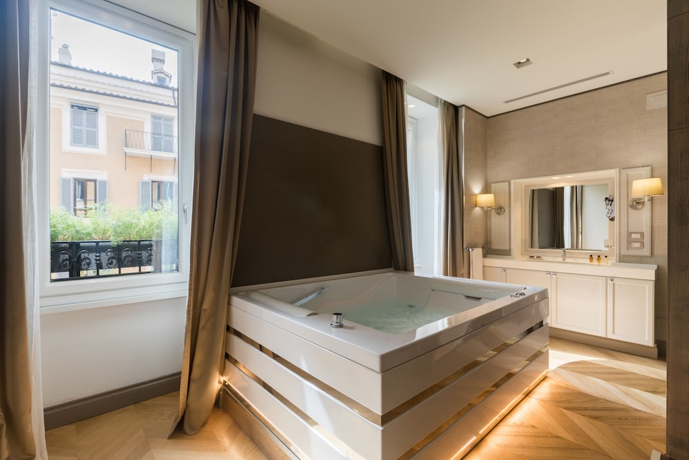 Deluxe Suite, 1 Queen Bed, City View photo 2