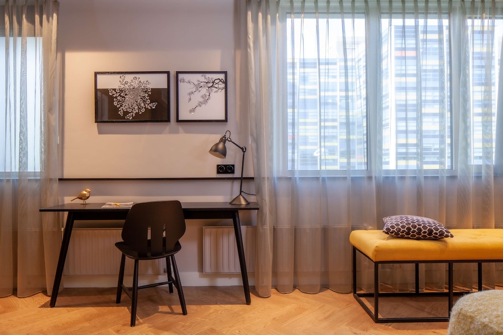 Business Suite, 1 King Bed, Bathtub - Photo 4