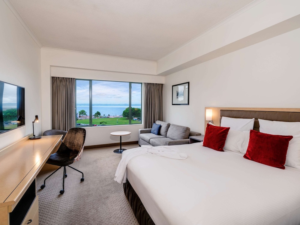 Room, 1 King Bed, Lake View photo 1