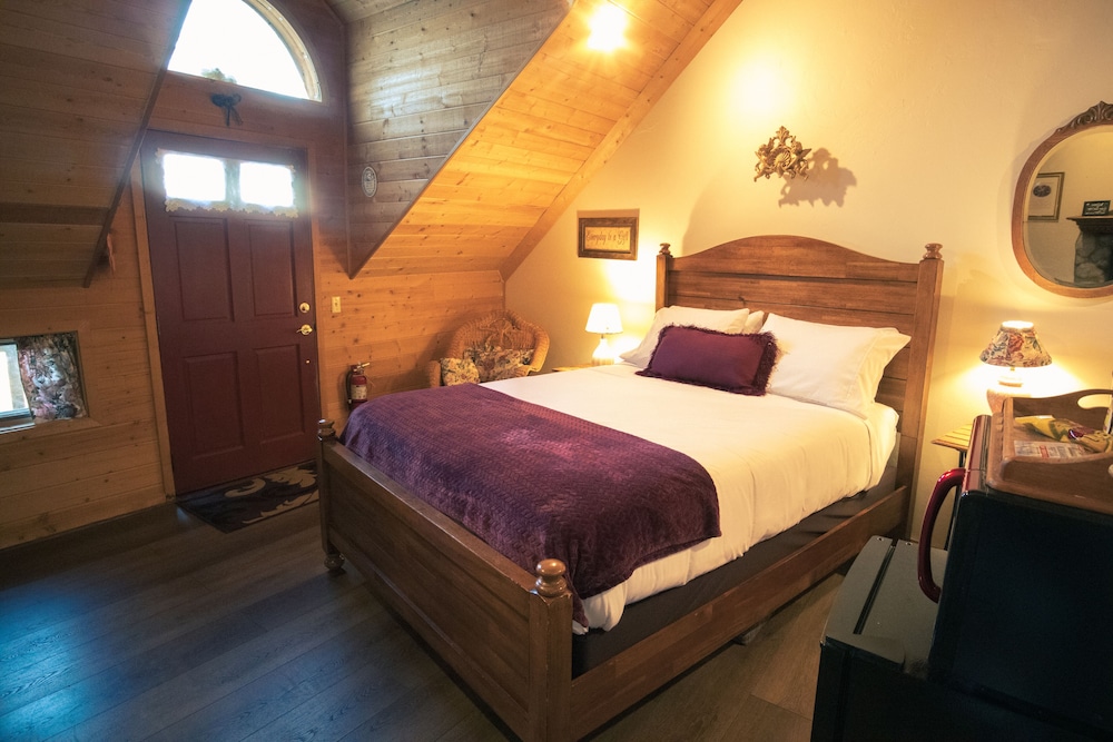 Deluxe Room, 1 Queen Bed photo 3