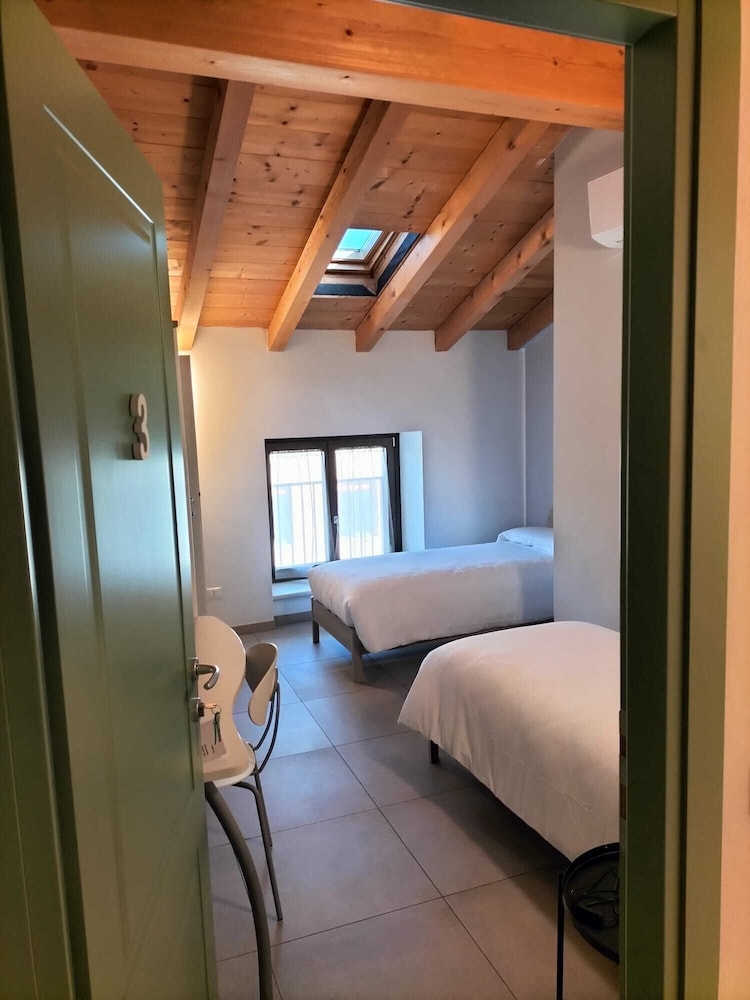 Classic Twin Room, Non Smoking, City View photo 3