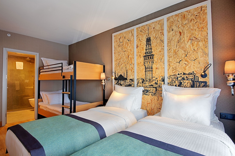 Family Quadruple Room, 1 Bedroom, Non Smoking, City View photo 2