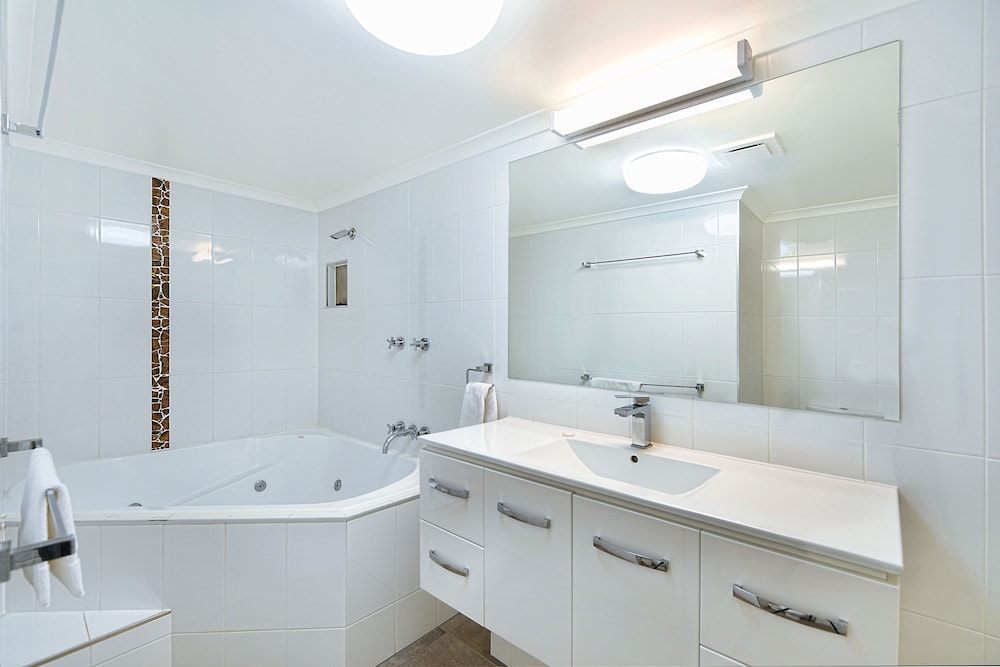 1 Bedroom Apartment with Sea View photo 2