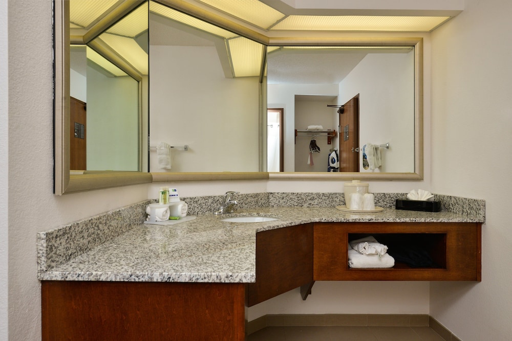 Room, 1 Double Bed, Accessible, Non Smoking (Mobility) - Photo 2