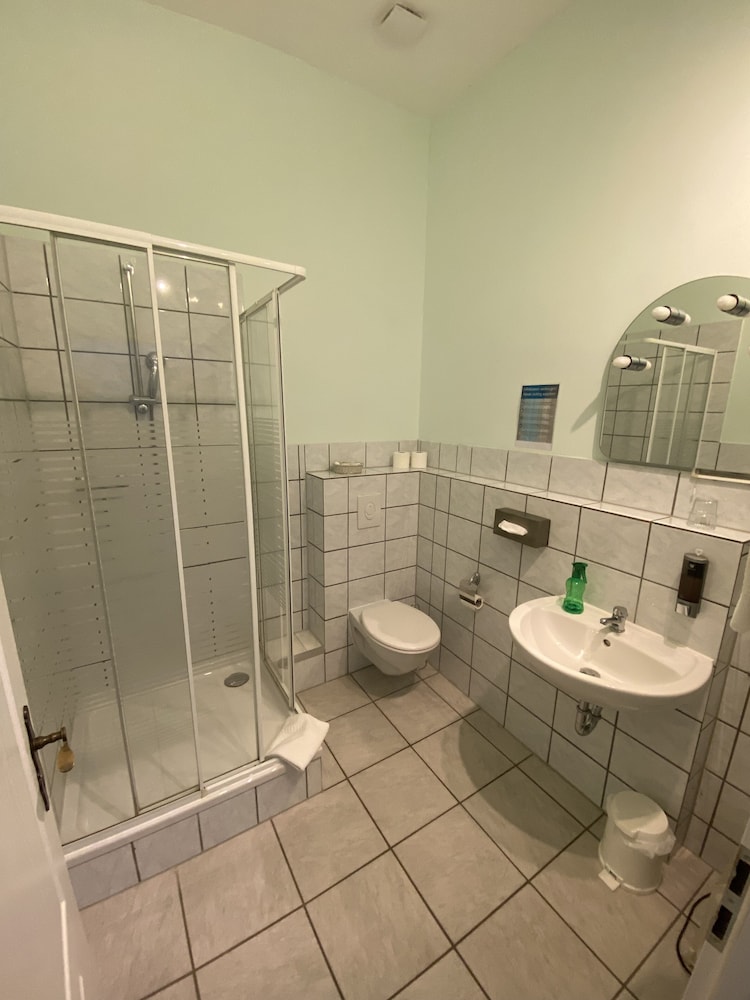 Basic Room, 1 Queen Bed, Private Bathroom photo 3
