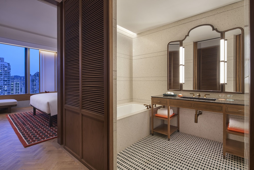 Premium Pool View King Room - Photo 4