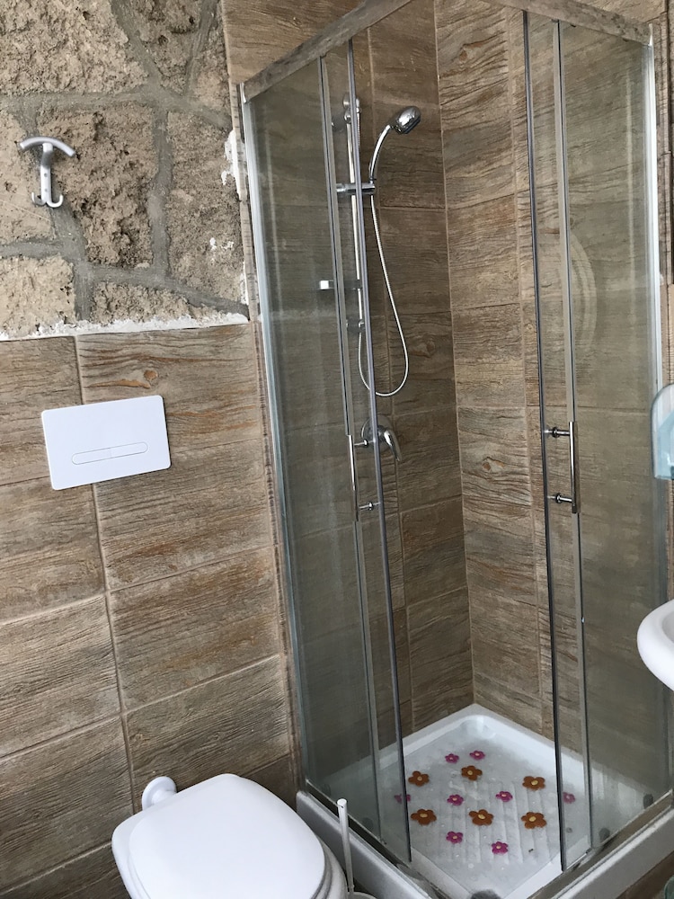 Double Room, Private Bathroom (External Shared Kitchen) photo 2