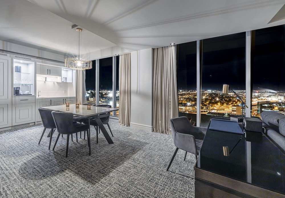 Suite Horizon with King bed, balcony, Old Quebec view and Laurentides view photo 2