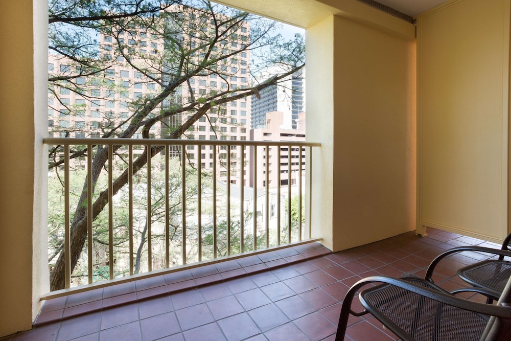 Deluxe Room, 1 King Bed, Refrigerator & Microwave (Terrace, Upper Floor) - Photo 3