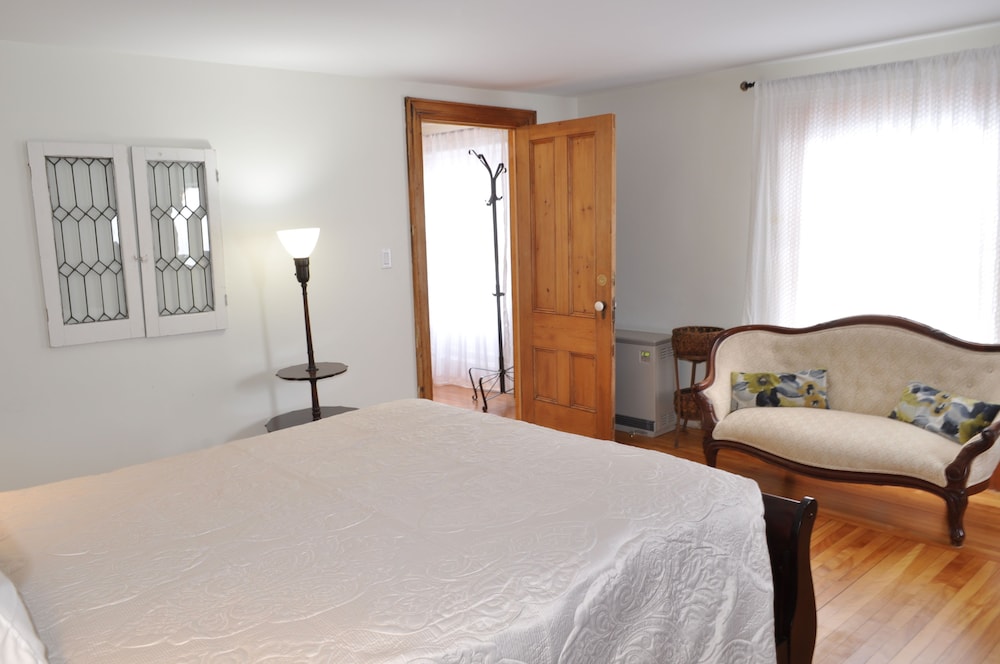 Signature Suite, 1 Queen Bed with Sofa bed, Non Smoking, Kitchenette photo 3