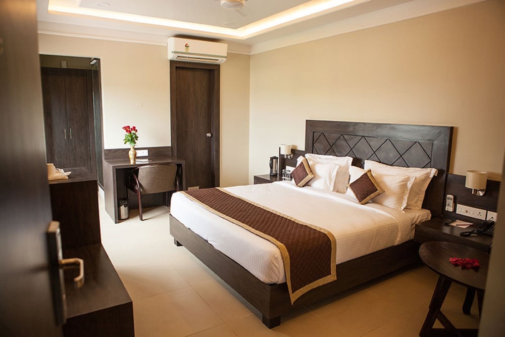 Deluxe Room, 1 Double Bed, Smoking, City View